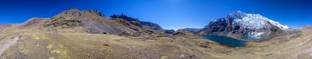 360-Grad-Panorama auf dem Weg zum Alcatani-Pass (4865m) oberhalb der Laguna Pucacocha auf der Südwest-Seite des Ausangate (6384m) und unterhalb des sehr spitzen Gipfels des Sorimani (5450m), Cordillera Vilcanota, Peru, Juli 2014.