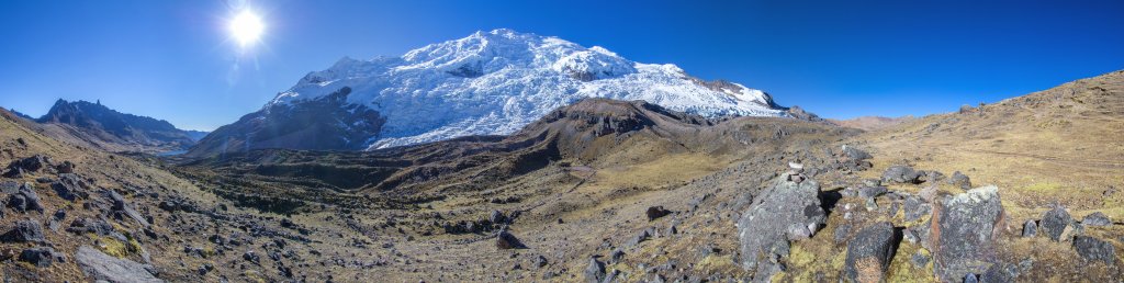 Auf dem Alcatani-Pass (4865m) eröffnet sich am späten Nachmittag ein letzter Blick auf die Südseite des Ausangate (6384m), den Sorinami (5450m) und die Laguna Pucacocha, Cordillera Vilcanota, Peru, Juli 2014.