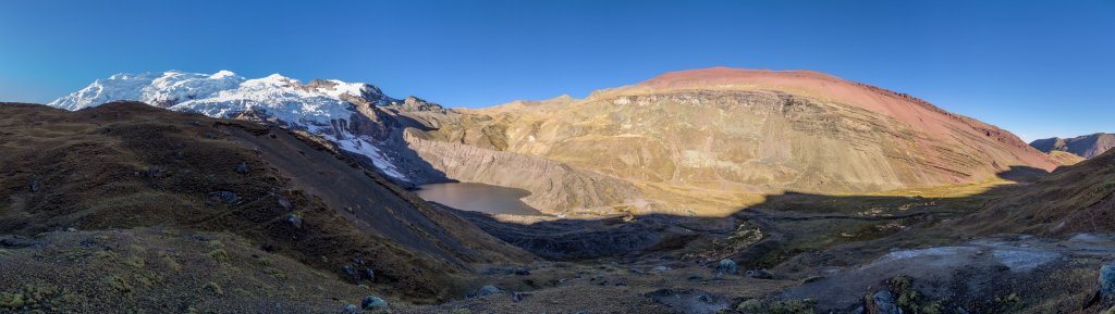 Nach Überschreitung des Alcatani-Passes (4865m) erreichen wir im letzten Licht des Tages die Laguna Ausangatecocha, wo sich auf einer Höhe von 4665m unser nächstes Nachtlager befindet. Am gegenüberliegenden Bergkamm des Cerro Zanja Punta erkennt man links im Übergang zum Ausangate bereits den morgen zu überquerenden Palomani-Pass (5100m), Cordillera Vilcanota, Peru, Juli 2014.