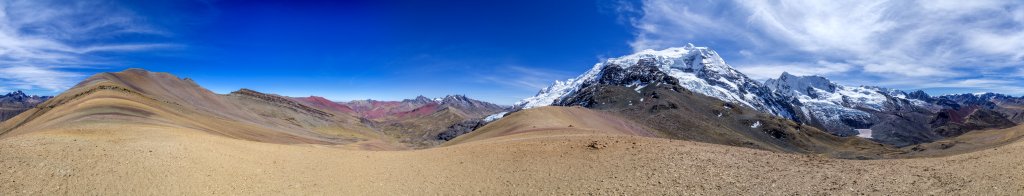 360-Grad-Panorama an dem von bunt gefärbten Bergen umgebenen Palomani-Pass (5100m) mit Blick auf den Ausangate (6384m), den Nevado Santa Catalina o Chilenita (alias Mariposa, 5808m), den Cerro Puca Punta (5202m), den Cerro Zanja Punta und den Sorimani (5450m), Cordillera Vilcanota, Peru, Juli 2014.