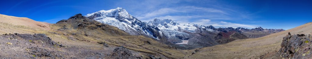 Nach der Überschreitung des Palomani-Passes (5100m) öffnet sich der Blick auf die weiten Gletscher der Südseite des Ausangate (6384m) und des Mariposa (5808m), Cordillera Vilcanota, Peru, Juli 2014.