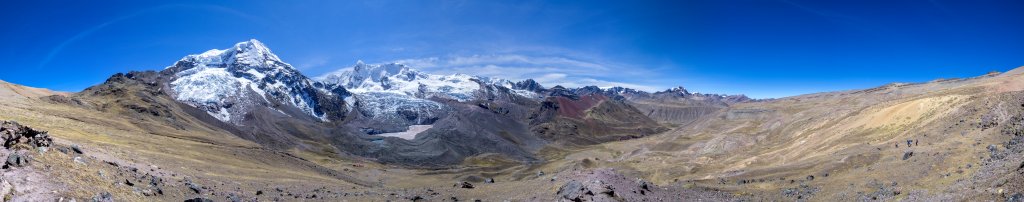 Abstieg vom Palomani-Pass (5100m) ins Machuraqay-Tal der Pampa Jatunpata mit unserem nächsten Camp Wanu Wanu und mit Blick auf den Ausangate (6384m), den Mariposa (5808m) und den Nevado Yanajaja, Cordillera Vilcanota, Peru, Juli 2014.