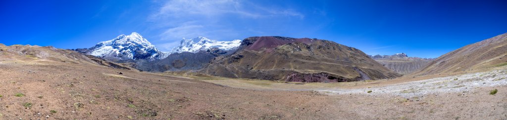 Abstieg vom Palomani-Pass (5100m) ins Tal der Pampa Jatunpata und mit Blick auf den Ausangate (6384m), den Mariposa (5808m) und den roten Cerro Puca Punta, Cordillera Vilcanota, Peru, Juli 2014.