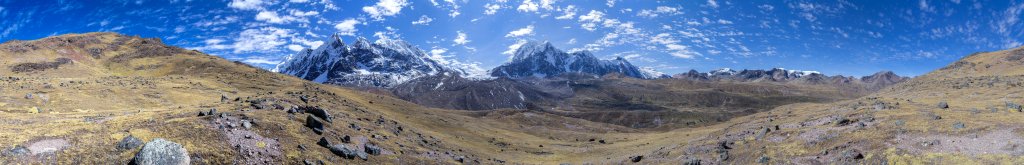 Aufstieg zum Jampa-Pass (5100m) mit Blick auf den Nevado Puca Punta (5750m), den Collque Cruz (5960m), den Collpa Anante / Collangate (6110m) und die Gebirgsgruppe der Tres Picos (6093m), Cordillera Vilcanota, Peru, Juli 2014.