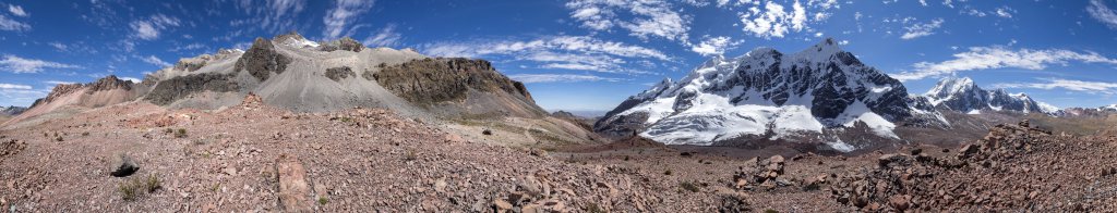 360-Grad-Panorama am Jampa-Pass (5100m) zwischen dem felsigen Huamantilla (5485m) und dem vergletscherten Nevado Puca Punta (5750m), während die Gruppe der Tres Picos (6093m) langsam in die Ferne rückt, Cordillera Vilcanota, Peru, Juli 2014.