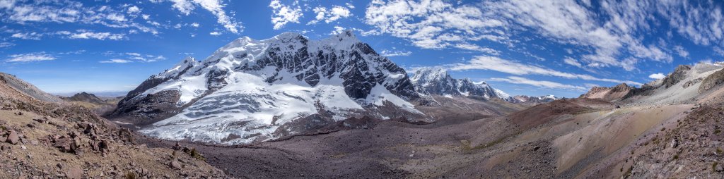 Blick auf Cerro Jatun Punta, Nevado Puca Punta (5750m) und Tres Picos (6093m) kurz nach Überschreitung der Passhöhe des Jampa-Passes (5100m) unterhalb des Huamantilla (5485m), Cordillera Vilcanota, Peru, Juli 2014.
