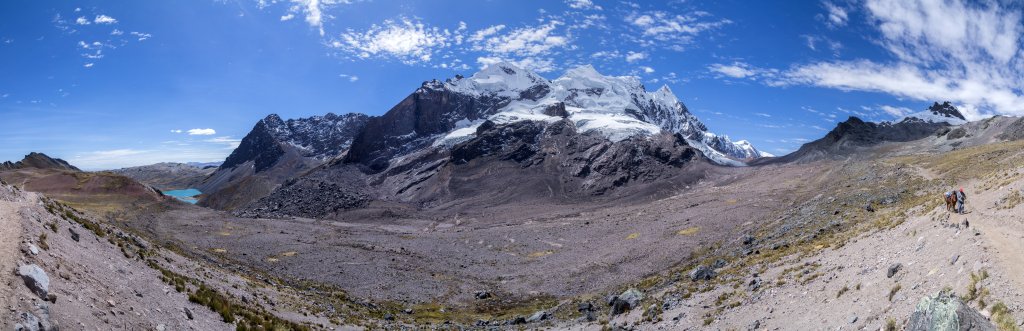 Im Abstieg vom Jampa-Pass (5100m) unterhalb von Huamantilla (5485m), Nevado Puca Punta (5750m) und Cerro Jatun Punta kommen die Laguna Comercocha und die Laguna Caycocha in Sichtweite, Cordillera Vilcanota, Peru, Juli 2014.