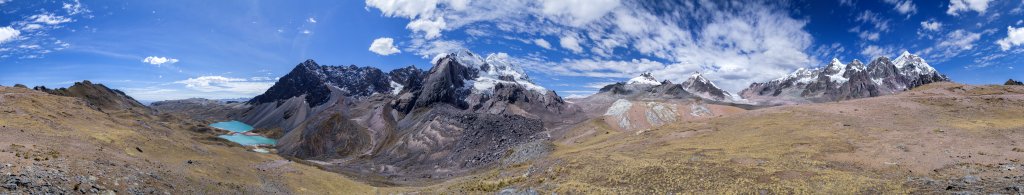 360-Grad-Panorama im langen Abstieg vom Jampa-Pass (5100m) mit großer Rundumsicht auf Laguna Comercocha, Laguna Caycocha, Cerro Jatun Punta, Callangate (6110m), Nevado Puca Punta (5750m), den Jampa-Pass, Huamantilla (5485m), Cerro Huamanticaya und die große Gebirgsgruppe des Ausangate (6384m), Cordillera Vilcanota, Peru, Juli 2014.