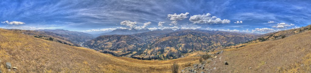 Die Laguna Huillcacocha in der Cordillera Negra bei Huaraz bietet einen weiten Blick über die Cordillera Blanca von den beiden Huascarans weit im Norden bis zum Nevado San Juan (5843m), Nevado Huantsan (6395m), Nevado Rurec (5700m) und Nevado Uruashraju (5722m) in der südlichen Cordillera Blanca auf Höhe von Huaraz, Cordillera Negra & Cordillera Blanca, Peru, Juli 2014.