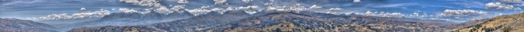 An der Laguna Huillcacocha in der Cordillera Negra hoch über Huaraz liegen die Gipfel der Cordillera Blanca wie an der Perlenschnur aufgereiht vor uns, Cordillera Blanca, Peru, Juli 2014.