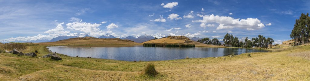Die Laguna Huillcacocha in der Cordillera Negra über Huaraz bietet ein weites Panorama über die 5000-er und 6000-er der gegenüber liegenden Cordillera Blanca, Cordillera Negra & Cordillera Blanca, Peru, Juli 2014.