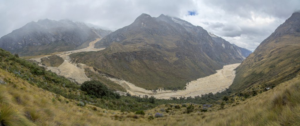 Zeugen einer großen Katastrophe: im März 2012 traf eine abbrechende Gletschereis-Lawine im Hochtal zwischen Nevado Artesonraju (6025m) und Nevado Paria (5600m) einen Gletschersee und entleerte diesen. Daraufhin ergoß sich eine Eis- und Schlammlawine zu Tal, die große Teile der Gletschermoränen mit sich riss und damit den Talboden des Quebrada Santa Cruz bis zum hinteren Ende der Laguna Jatuncocha auffüllte, Cordillera Blanca, Peru, Juli 2014.