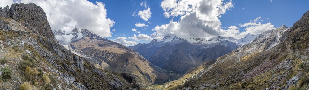 Nach der Überfahrt über die Portachuelo de Llanganuco öffnet sich der Blick auf den von Wolken umhüllten Huascaran Norte (6655m) mit dem Glaciar Kinzl, das Quebrada Llanganuco, den Nevado Huandoy Sur (6395m), Pisco (5752m) und Chacraraju (6112m), Cordillera Blanca, Peru, Juli 2014.