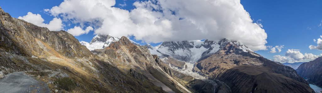 Abfahrt von der Portachuelo de Llanganuco (4767m) auf kurvenreicher und steiler Passstraße mit Blick auf den Nevado Chopicalqui (6354m), den Glaciar Kinzl, Huascaran Sur (6768m) und Huascaran Norte (6655m) sowie das Quebrada Llanganuco mit der oberen Laguna Llanganuco, Cordillera Blanca, Peru, Juli 2014.