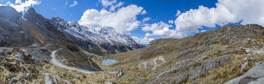 Pass-Auffahrt zur Portachuelo de Llanganuco (4767m) durch das Quebrada Morococha unter dem Nevado Yanapaccha (5460m), Cordillera Blanca, Peru, Juli 2014.