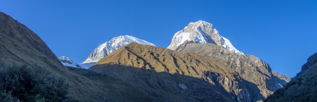 Blick auf Huascaran Sur (6768m) und Huascaran Norte (6655m) im Aufstieg zur Laguna 69, Cordillera Blanca, Peru, Juli 2014.