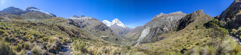 Aufstieg vom Trekking-Camp in Cebollapampa durch das Quebrada Demanda mit Blick auf den Nevado Yanapaccha (5460m), Huascaran Sur (6768m) und Huascaran Norte (6655m), Cordillera Blanca, Peru, Juli 2014.