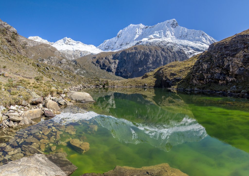 Spiegelbild vom Pisco Norte (5700m) und Chacraraju (6112m) im kleinen See im Aufstieg zur Laguna 69, Cordillera Blanca, Peru, Juli 2014.