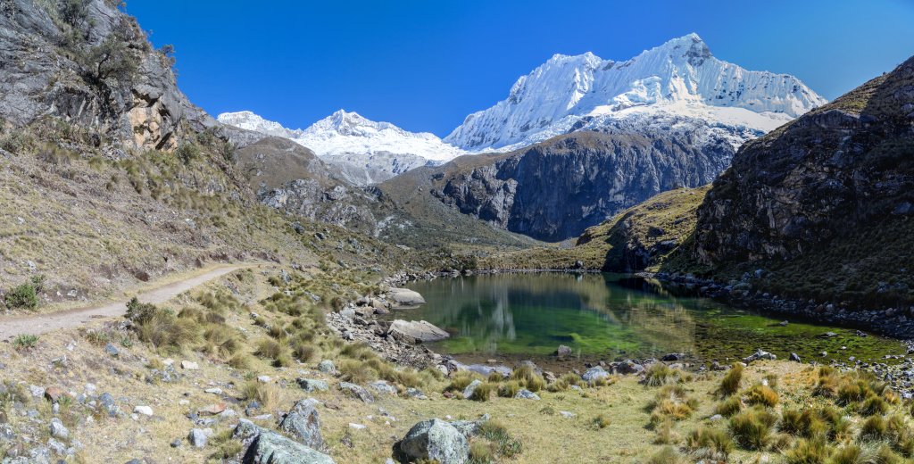 Blick auf Pisco Norte (5700m) und Chacraraju (6112m) am kleinen See im Aufstieg zur Laguna 69, Cordillera Blanca, Peru, Juli 2014.