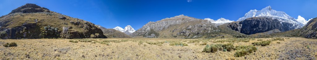 Im Aufstieg zur Laguna 69 durch das Quebrada Demanda bietet der weite Talboden nach der ersten kleinen Lagune einen weiten Rundumblick auf Huascaran Sur (6768m) und Huascaran Norte (6768m) im Süden sowie den Pisco (Oeste, 5752m), Pisco Norte (5700m) und die hohe Steilwand des Chacraraju (6112m) im Norden, Cordillera Blanca, Peru, Juli 2014.