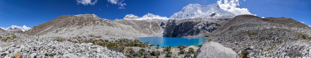 360-Grad-Panorama an der Laguna 69 mit dem fernen Nevado Chopicalqui (6354m), dem Pisco Oeste (5752m), dem Pisco Norte (5700m) und dem steil über der Laguna 69 aufragenden Chacraraju (6112m), Cordillera Blanca, Peru, Juli 2014.