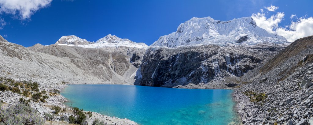 Laguna 69 unter den Gipfeln von Pisco Oeste (5752m), Pisco Norte (5700m) und Chacraraju (6112m), Cordillera Blanca, Peru, Juli 2014.