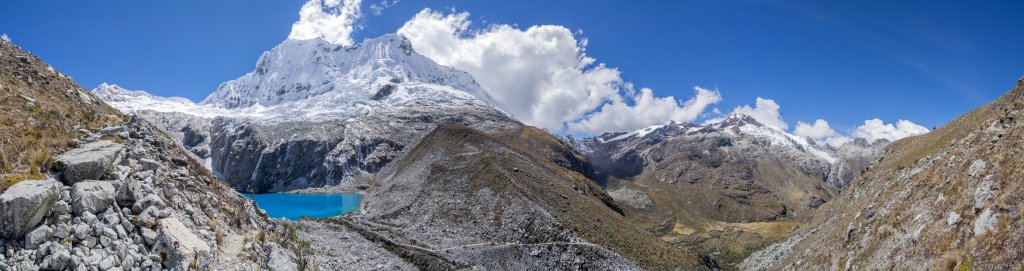 Rückblick auf den Nevado Chacraraju (6112m) und Nevado Yanapaccha (5460m) im Aufstieg von der Laguna 69 zum Pass-Übergang zum Refugio Peru, Cordillera Blanca, Peru, Juli 2014.