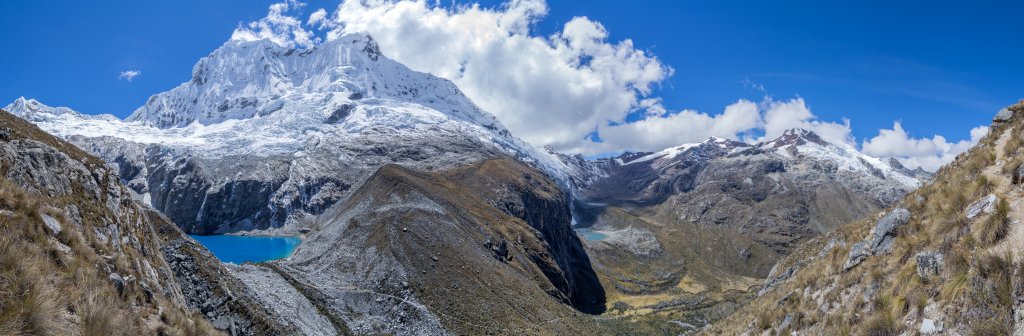 Rückblick auf den Nevado Chacraraju (6112m) und Nevado Yanapaccha (5460m) im Aufstieg von der Laguna 69 zum Pass-Übergang zum Refugio Peru, Cordillera Blanca, Peru, Juli 2014.