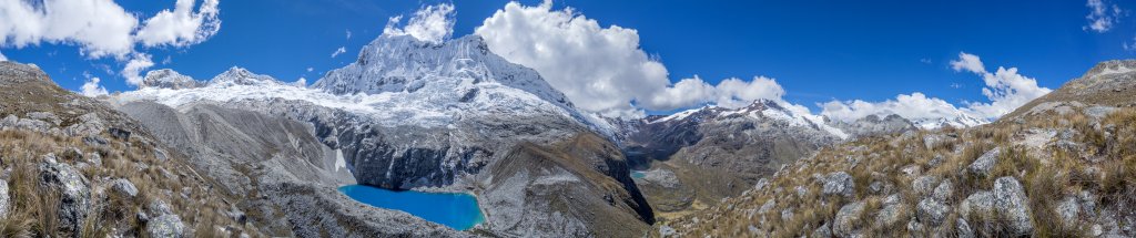 Blick vom "Aussichtsbalkon" in 4750m Höhe auf die türkisfarbene Laguna 69 mit den umgebenden Bergen des Pisco Oeste (5752m), Pisco Norte (5700m), Chacraraju (6112m), Nevado Yanapaccha (5460m) und Nevado Chopicalqui (6354m), Cordillera Blanca, Peru, Juli 2014.
