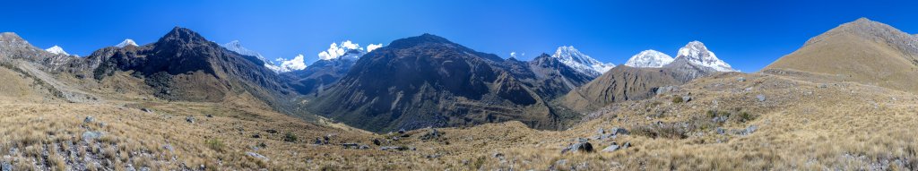 360-Grad-Panorama am letzten großen Aussichtspunkt auf die Huascaran-Gipfel im Abstieg vom Refugio Peru mit Blick auf den Huandoy Este (6070m), Nevado Pisco (5752m), den Chacraraju (6112m), das Quebrada Demanda, den Nevado Yanapaccha (5460m), die Portachuelo de Llanganuco, den Nevado Chopicalqui (6354m), den Huascaran Sur (6768m) und den Huascaran Norte (6655m), Cordillera Blanca, Peru, Juli 2014.