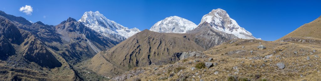 Blick auf Portachuelo de Llanganuco (4767m), Quebrada Ancush, Nevado Chopicalqui (6354m), Huascaran Sur (6768m) und Huascaran Norte (6655m), Cordillera Blanca, Peru, Juli 2014.