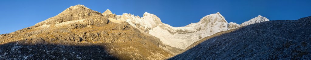 Die Gruppe der Huandoy-Gipfel im Licht der aufgehenden Sonne über dem Refugio Peru mit dem Huandoy Sur (6160m), dem Huandoy Hauptgipfel (6395m) und dem Huandoy Este (6070m), Cordillera Blanca, Peru, Juli 2014.