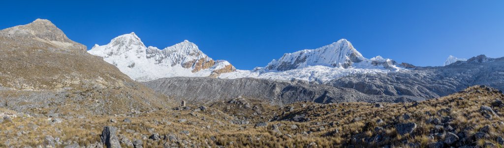 Refugio Peru (4680m) vor der gewaltigen Randmoräne des Nevado Huandoy, dessen Hauptgipfel (6395m), dem Huandoy Este 86070m), dem Nevado Pisco Oeste (5752m) und der kleinen höchsten Spitze des Chacraraju (6112m), Cordillera Blanca, Peru, Juli 2014.