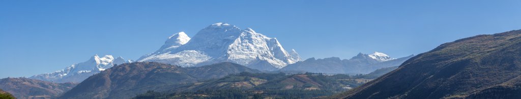 Vom Airport von Huaraz im Tal des Rio Santa hat man einen hervorragenden Blick auf die Gruppe des Huanday (6395m) sowie den Huascaran Norte (6655m) und den Huascaran Sur (6768m), Cordillera Blanca, Peru, Juli 2014.