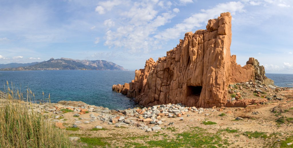 Die roten Felsen von Arbatax mit Blick über die Bucht auf die Küste von Santa Maria Navarrese, Sardinien, April 2014.