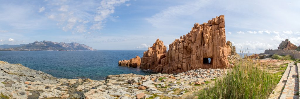 Die roten Felsen von Arbatax mit Blick über die Bucht auf die Küste von Santa Maria Navarrese, Sardinien, April 2014.