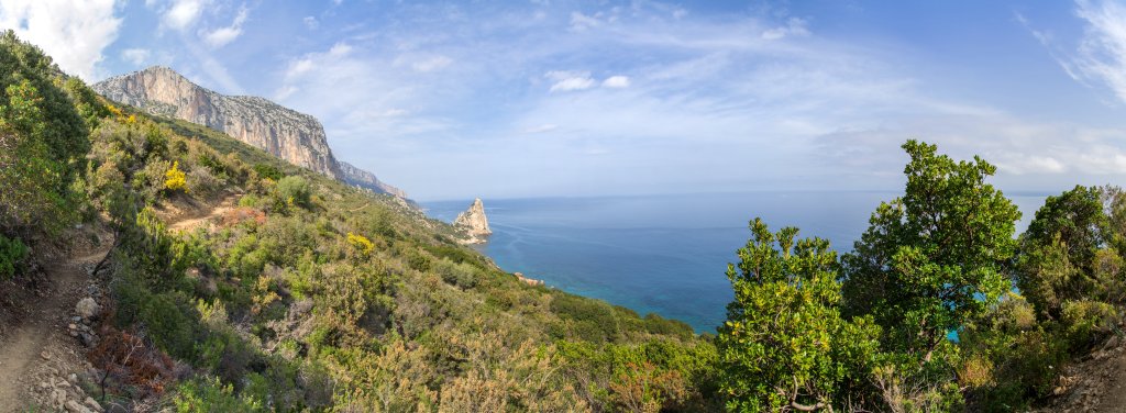 Golfo di Orosei - ein schöner Küstenwanderweg führt von Santa Maria Navarrese zur Felsenmadel des Pedra Longa unterhalb der Punta Argennas, Sardinien, April 2014.