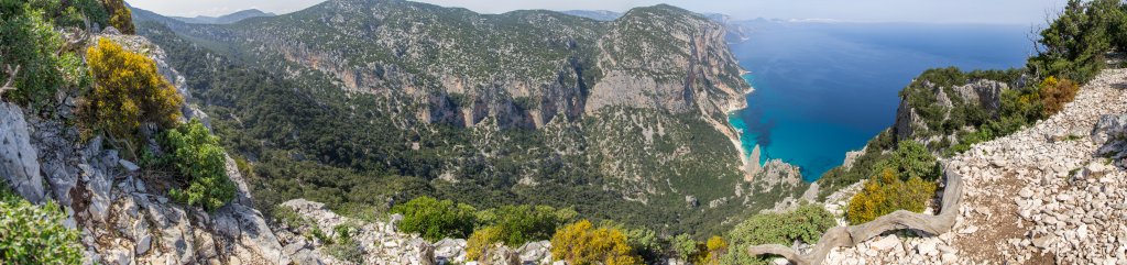 Blick vom Aussichtsfelsen Punta Salinas (466m) auf die Punta und Cala Goloritze im Golf von Orosei, Sardinien, April 2014.