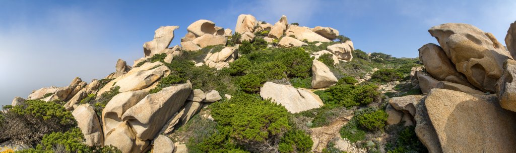 Bizarr geformte Granitfelsen an der Südküste der Halbinsel Capo Testa im Norden Sardiniens, Sardinien, April 2014.
