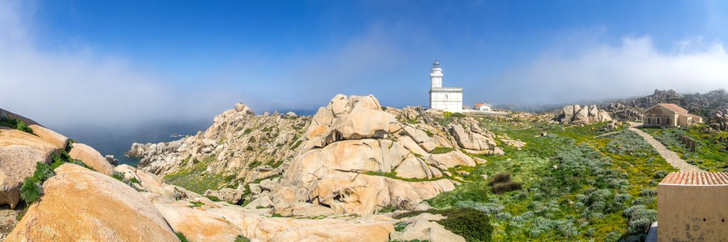 Am Leuchtturm von Capo Testa mit dem Aussichtspunkt Belvedere, Sardinien, April 2014.