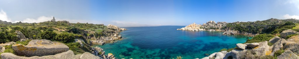 Malerische Mittelmeer-Bucht unweit des Leuchtturms von Capo Testa und des Aussichtspunkts Belvedere, Sardinien, April 2014.