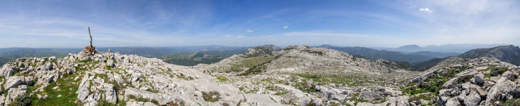 Gipfelpanorama auf der Punta Catirina (1127m) mit weitem Blick über die Gebirgskette des Monte Alba mit der Hochfläche des Su Campo 'e Susu, der Mesu 'e Punas (1101m) und der Punta Manna (1088m), Sardinien, April 2014.