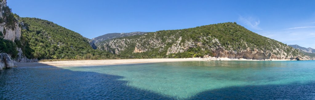 Cala Luna - Traumstrand und mit tiefen Brandungshöhlen durchsetztes Steilufer, Sardinien, April 2014.