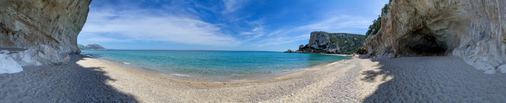 Der Strand von Cala Luna im Golfo di Orosei mit tief in die Steilküste eingegrabenen Kalksteinhöhlen, Sardinien, April 2014.