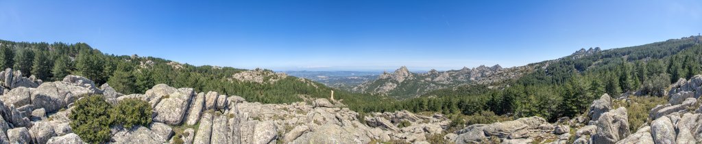 Monte Limbara (1359m) bei Tempio - Blick von der Punta Panoramica (1118m) auf die vielgestaltigen Granitfelsen der Monti Ultana, Sardinien, April 2014.