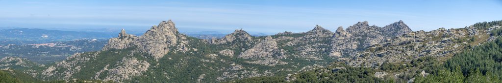 Monte Limbara (1359m) bei Tempio - Blick von der Punta Panoramica (1118m) auf die vielgestaltigen Granitfelsen der Monti Ultana, Sardinien, April 2014.