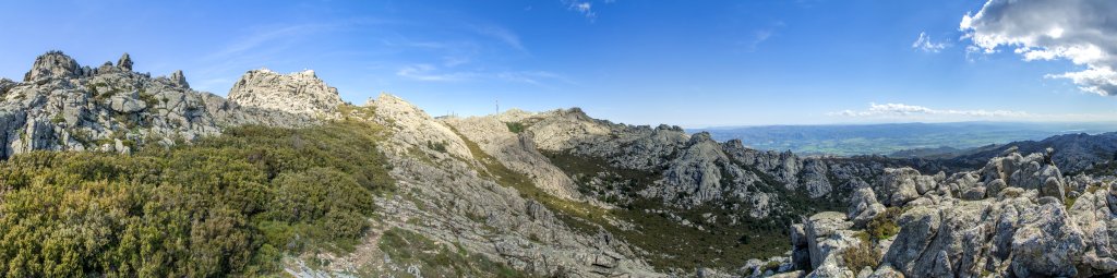 Während der Gipfel des Monte Limbara (1359m) von der Sendestation von RAI TV mit über 50 verschiedenen Sendemasten beherrscht wird erinnern die rundlichen Granitfelsen in der Südflanke des Berges eher an Landschaften in Yosemite, Sardinien, April 2014.