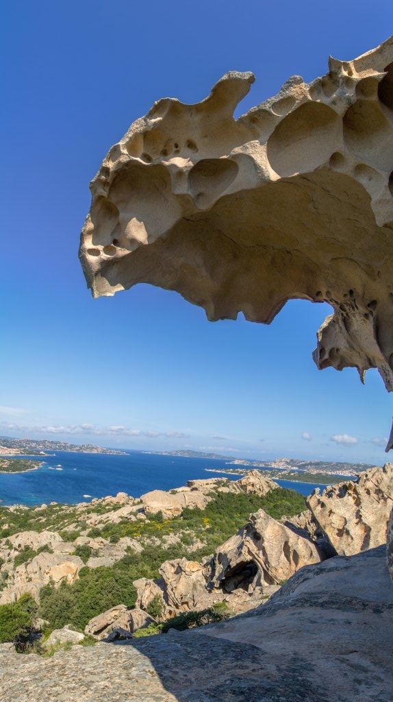 Die Schnauze des Bären am Capo d'Orso über der Bucht von Palau und der Isola Maddalena, Sardinien, April 2014.