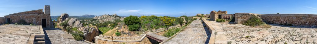 Panorama auf der ehemaligen obersten Geschützplattform des verfallenen Fortezza Capo d'Orso direkt gegenüber der Felsengruppe des Bärenfelsens, Sardinien, April 2014.