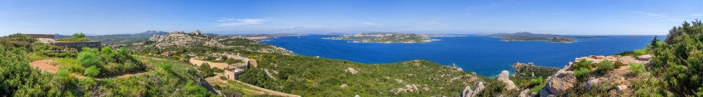 Panorama von der Geschützplattform des verfallenen Fortezza Capo d'Orso auf den Bärenfelsen, den Hafen von Palau, die Inseln Maddalena, San Stefano und Caprera, Sardinien, April 2014.